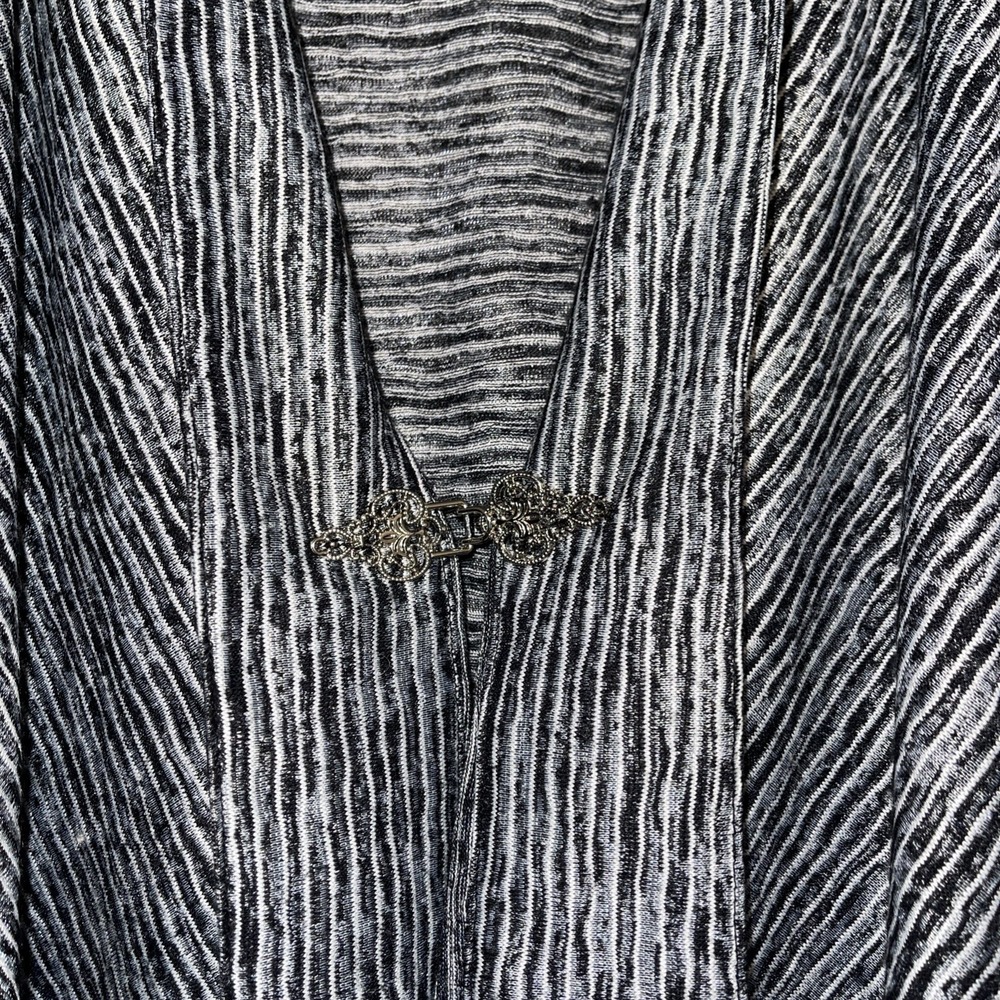 Chicos Size 1 Cardigan Black White Textured Clasp Front 3/4 Sleeve Womens - Picture 2 of 10